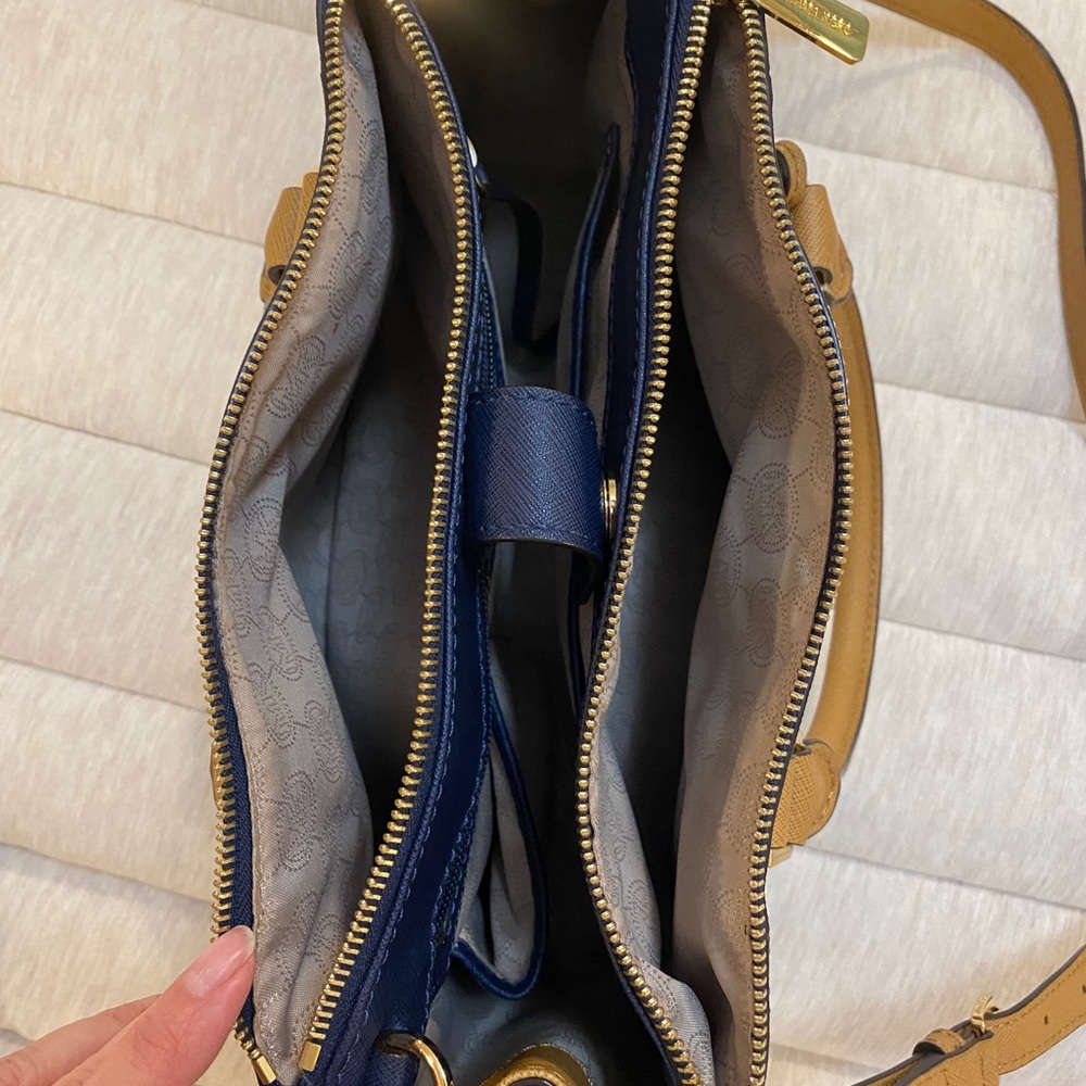 Michael Kors Designer handbag π - Picture 9 of 10